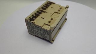 Contactor reversible Omron J7ARN-E9-24VDC 15A 3 polos | Serie J7AN | Escaparate de marcha atrás del motor